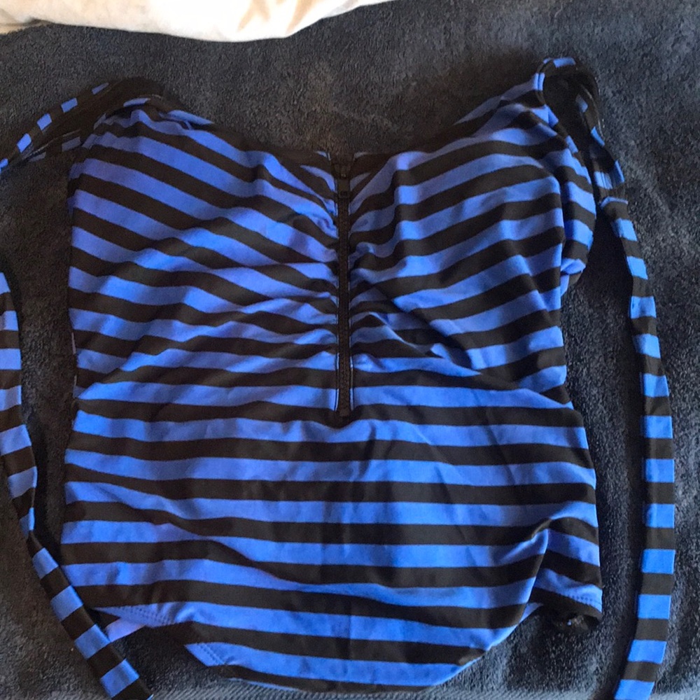 Bathing suit. One piece.